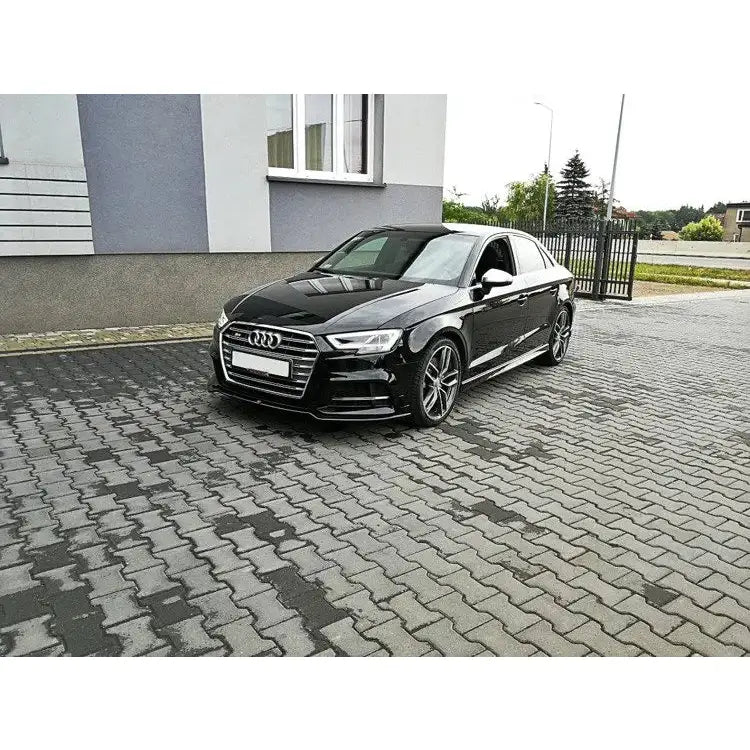Frontleppe Audi S3 A3 S-Line 8V FL V.2 montert på sort bil med aluminiumsfelger og kromdetaljer.