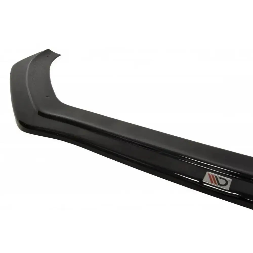 Spoiler til Audi S5 / A5 S-Line 8T Fl V.2 i sort glanset plast med logo, sett fra skrå vinkel.