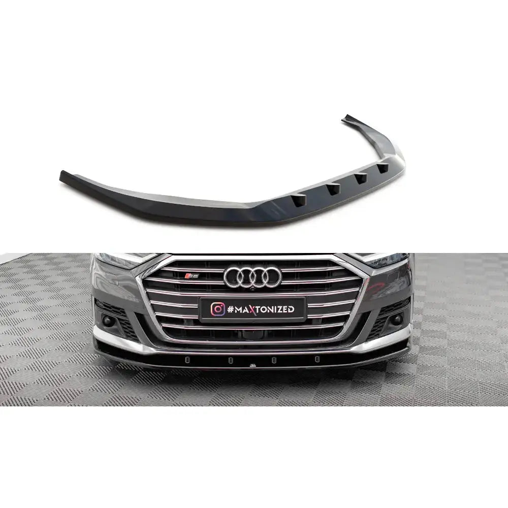 Frontleppe Audi S8 D5 V.2 i sort plast med luftspor, vist separat og montert på grå bil forfra.