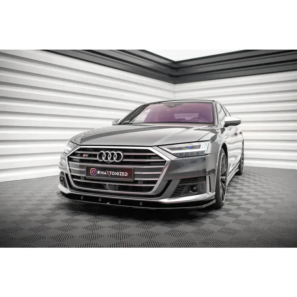 Front splitter Audi S8 D5 V.2 montert på grå bil med kromgrill og store felger, innendørs.