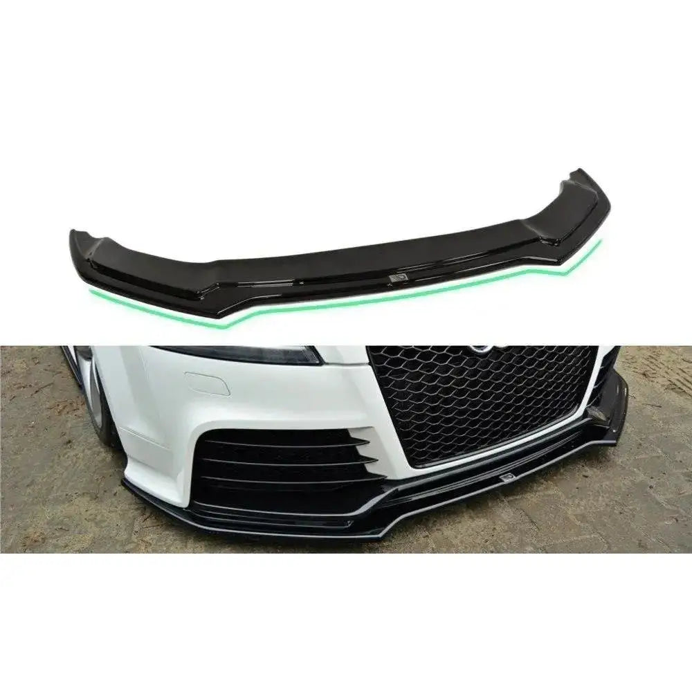 Frontspoiler Audi TT Mk2 V.2 Rs i sort blank plast, vist alene og montert på hvit bil med skarpe linjer.