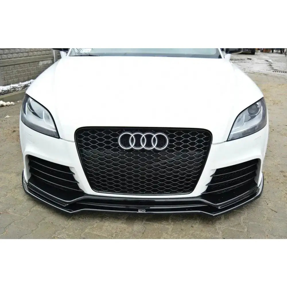 Frontleppe Audi TT Mk2 V.2 Rs med sort bikubegrill og blankt splitter sett forfra nær bakken.