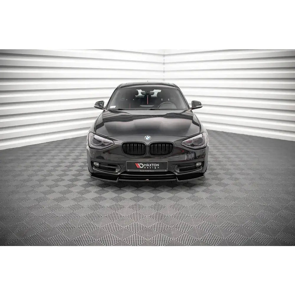 Frontleppe på sort BMW 1 F20 V.2 11-15 sett forfra med blank finish i lyst rom.