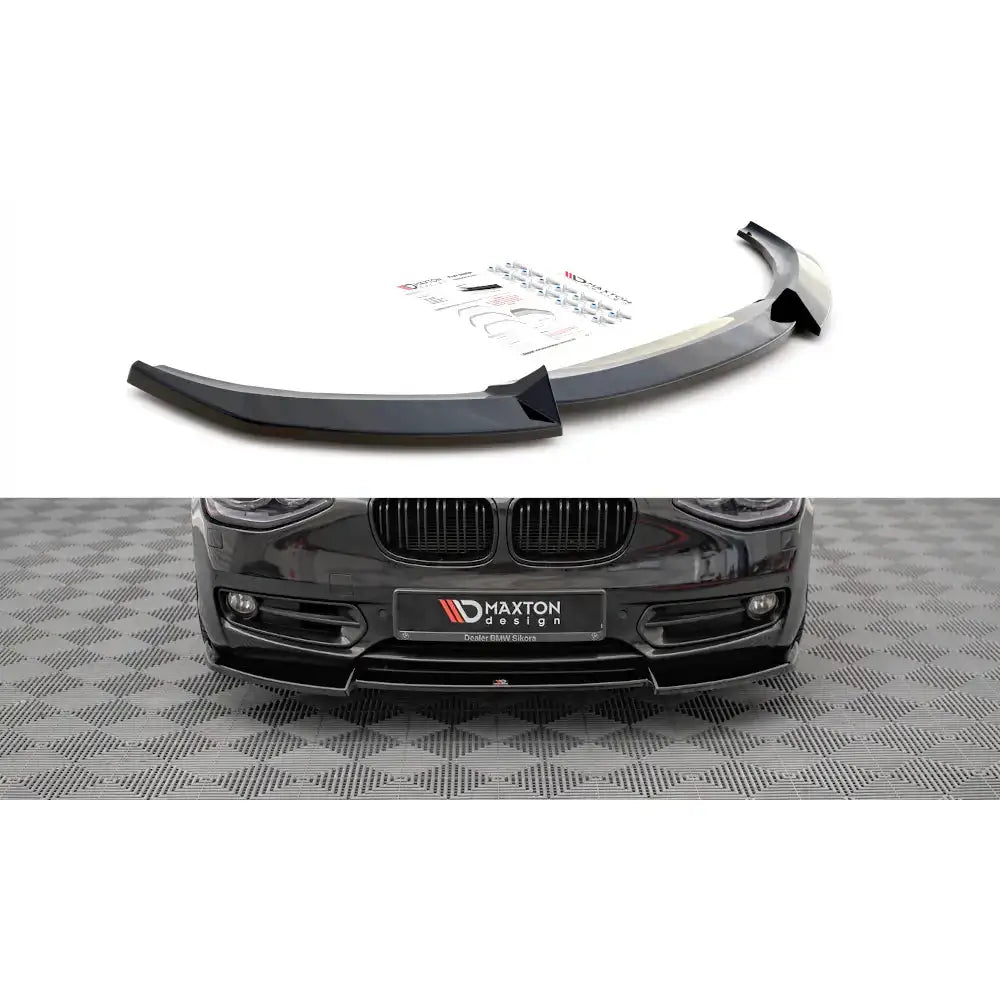 Frontspoiler BMW 1 F20 V.2 11-15 sort plast med monteringsutstyr på hvit bakgrunn og montert på bilfront.