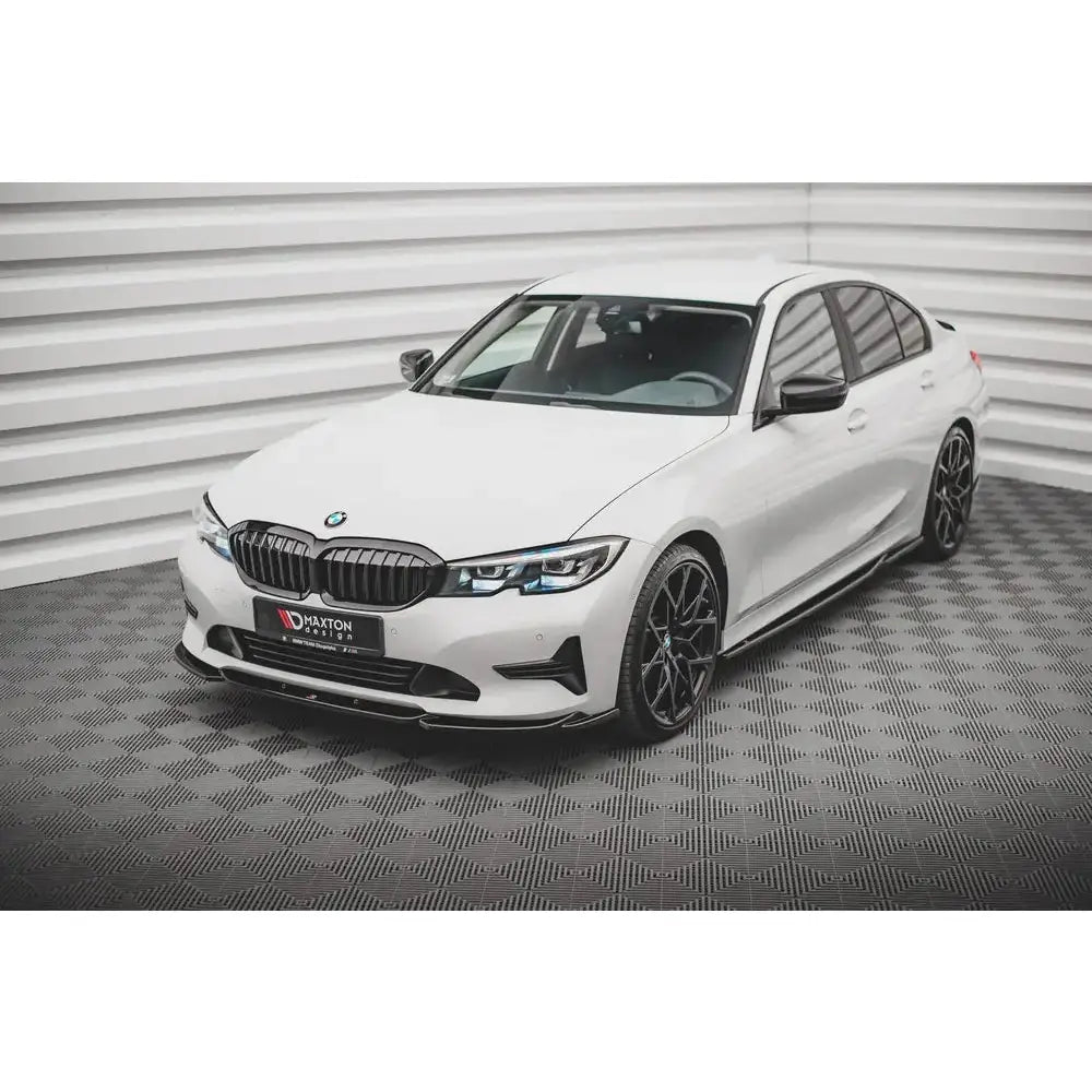 Spoiler på BMW 3 G20/G21 M-Pack V.2, hvit bil med svarte detaljer og LED-frontlykter i lyst rom.