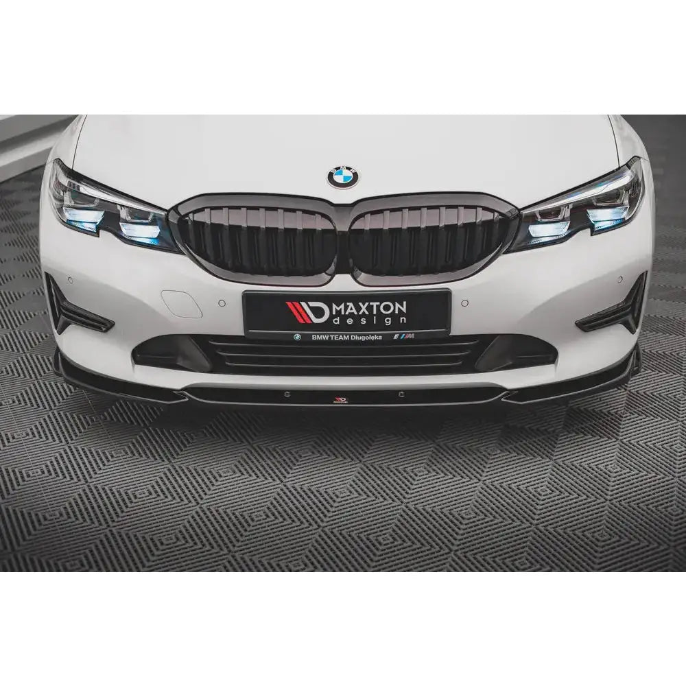 Frontspoiler på hvit BMW 3 G20/G21 M-Pack med svart frontleppe og blåtonede frontlykter.