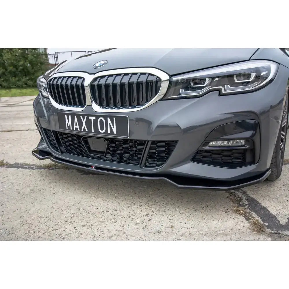 Frontspoiler til BMW 3 G20 M-Pack V.2 montert under støtfanger på grå bil med LED-lykter.