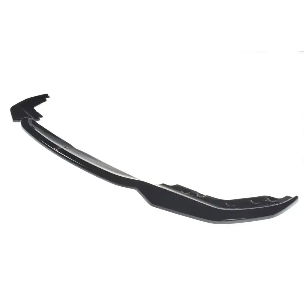 Frontspoiler BMW 3 G20 M-Pack V.2 sett skrått ovenfra, sort plast med skinnende overflate og markerte detaljer.