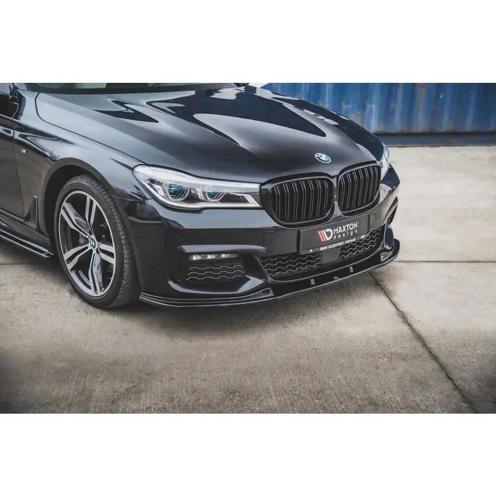 Front splitter på BMW 7 G11 M-Pack V.2 med sporty detaljer og store aluminiumsfelger.