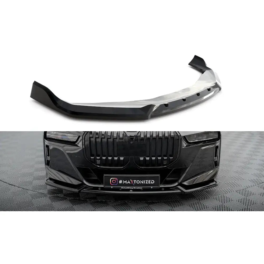 Frontspoiler BMW 7 G70 V.2 M-Pack i sort blank plast, vist som enkeltprodukt og montert under frontfanger.