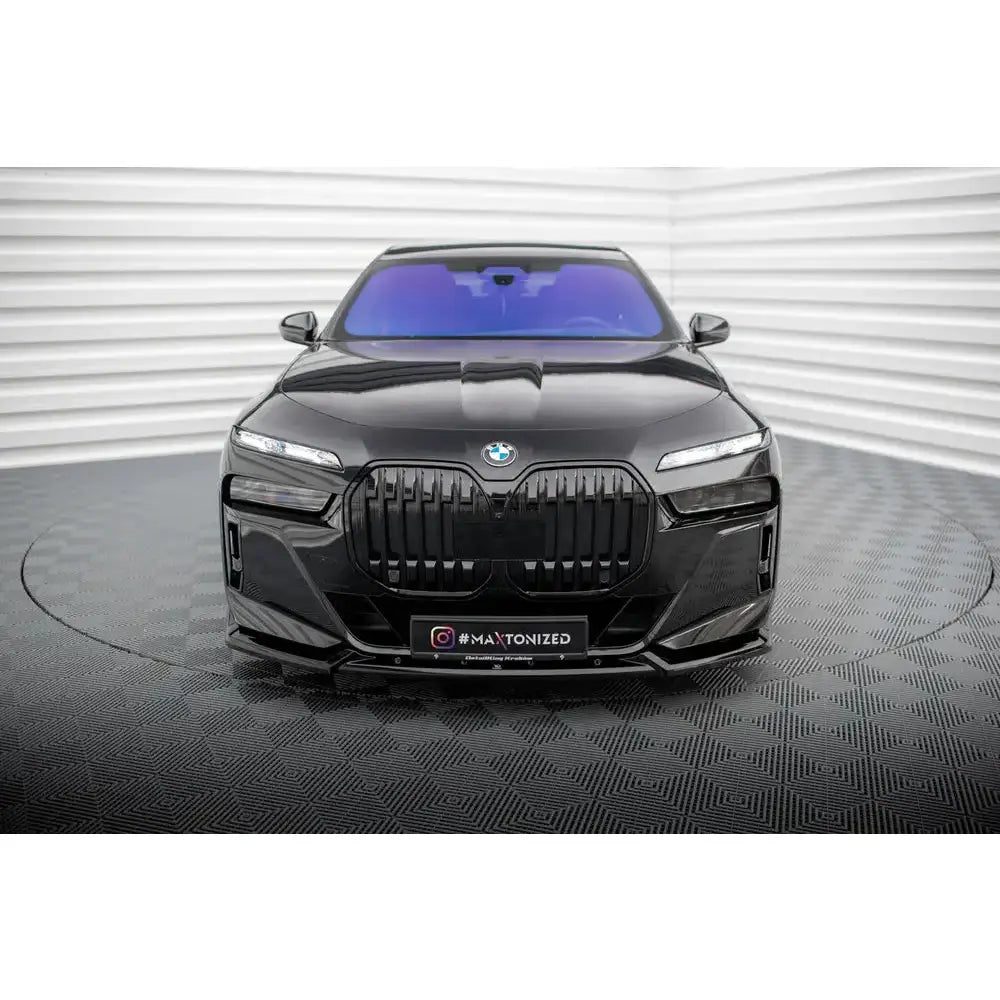 Frontleppe på sort BMW 7 G70 M-Pack med stor grill og slanke frontlys, sett forfra.