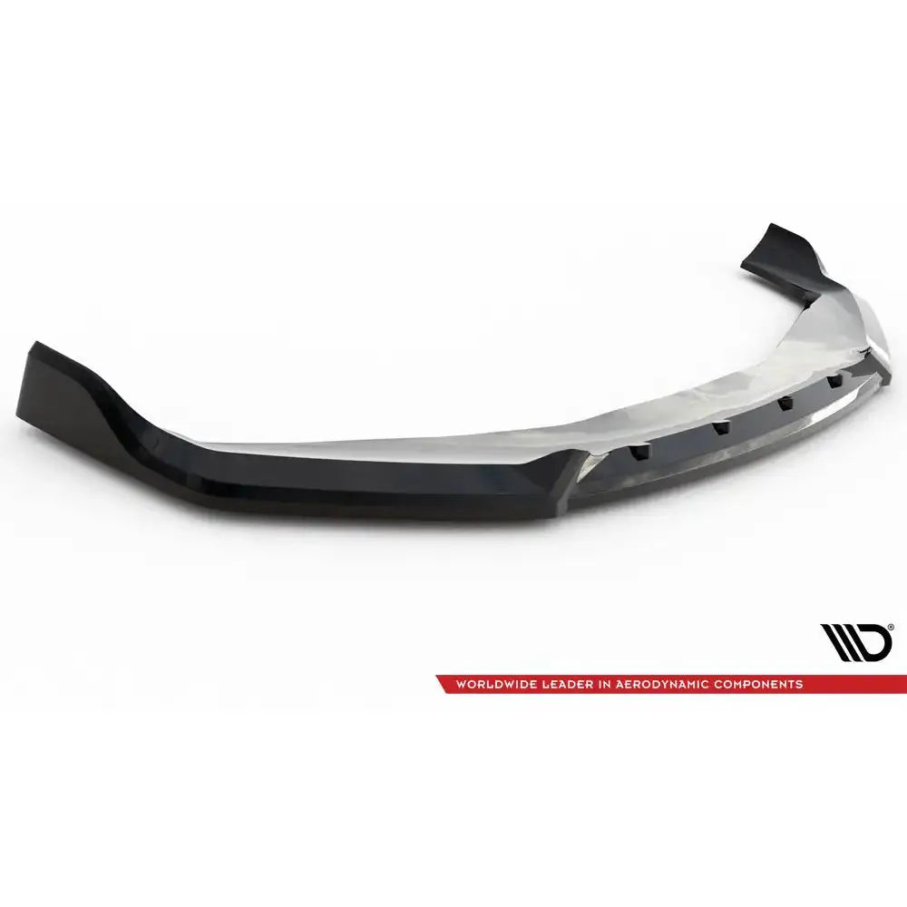Front lip for BMW 7 G70 V.2 M-Pack sort og sølv frontspoiler sett fra skrå vinkel mot hvit bakgrunn.