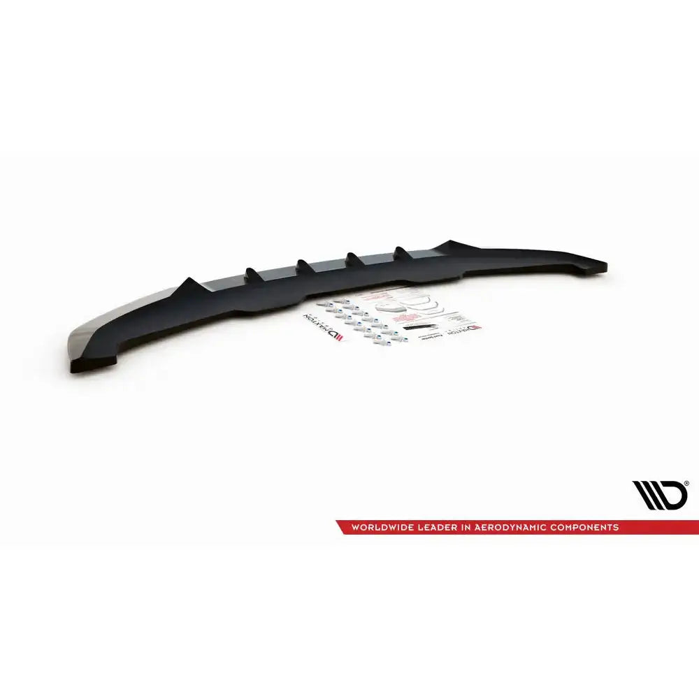 Front lip til BMW i3 Mk1 Facelift 17-22 V.2, sort plast med monteringsutstyr foran på hvit bakgrunn.