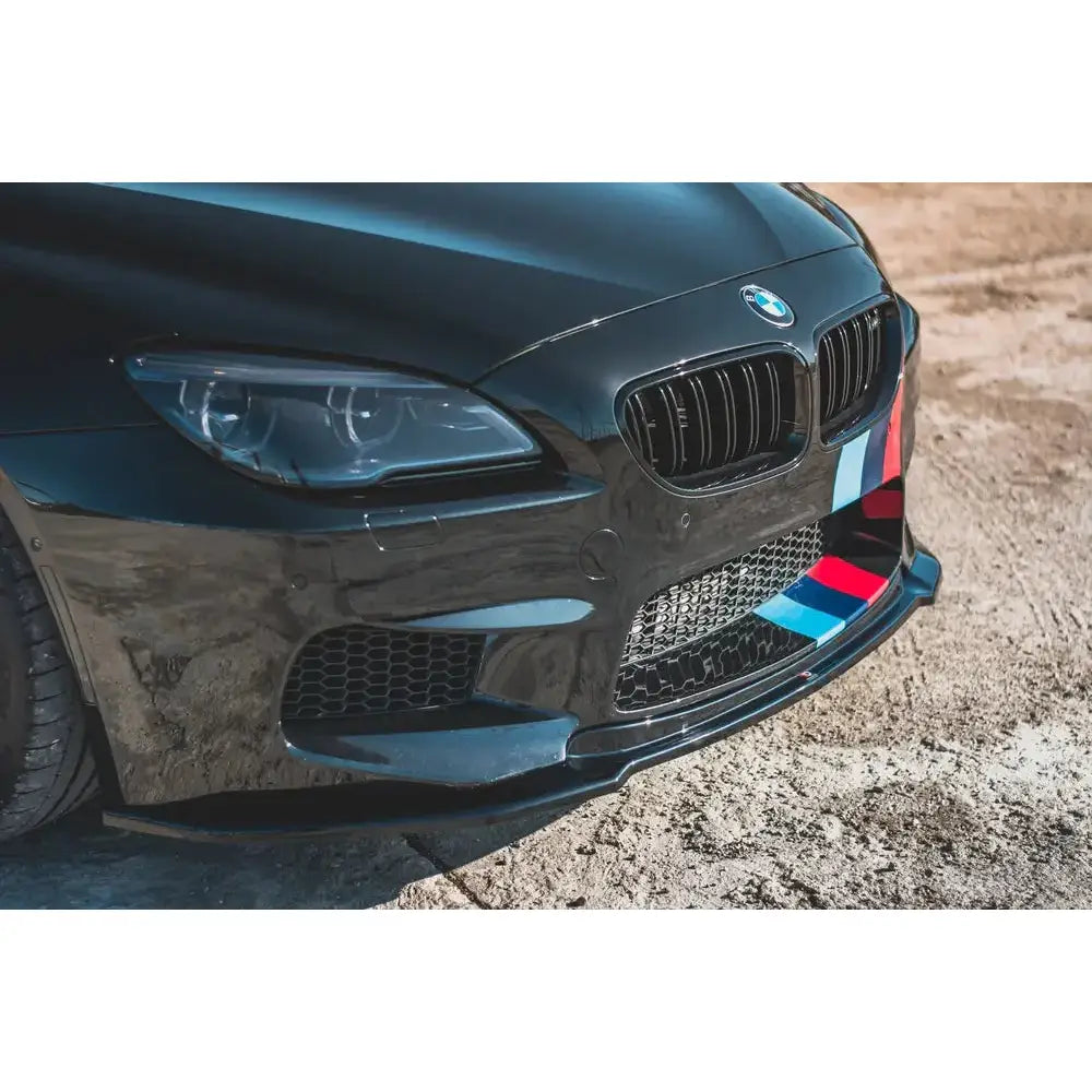 Spoiler til BMW M6 F06 Gran Coupe V.2, nærbilde av front med grill og fargedetaljer på støtfangeren.