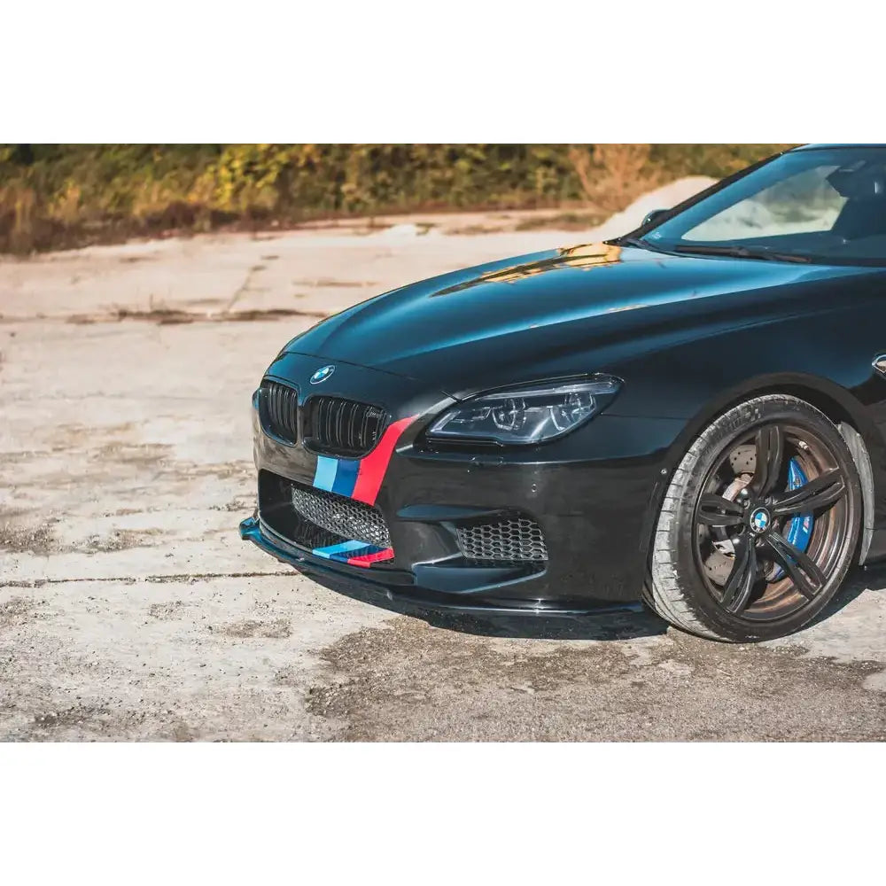 Front lip på BMW M6 F06 Gran Coupe V.2 med sorte og blå detaljer, store felger og markant frontspoiler.