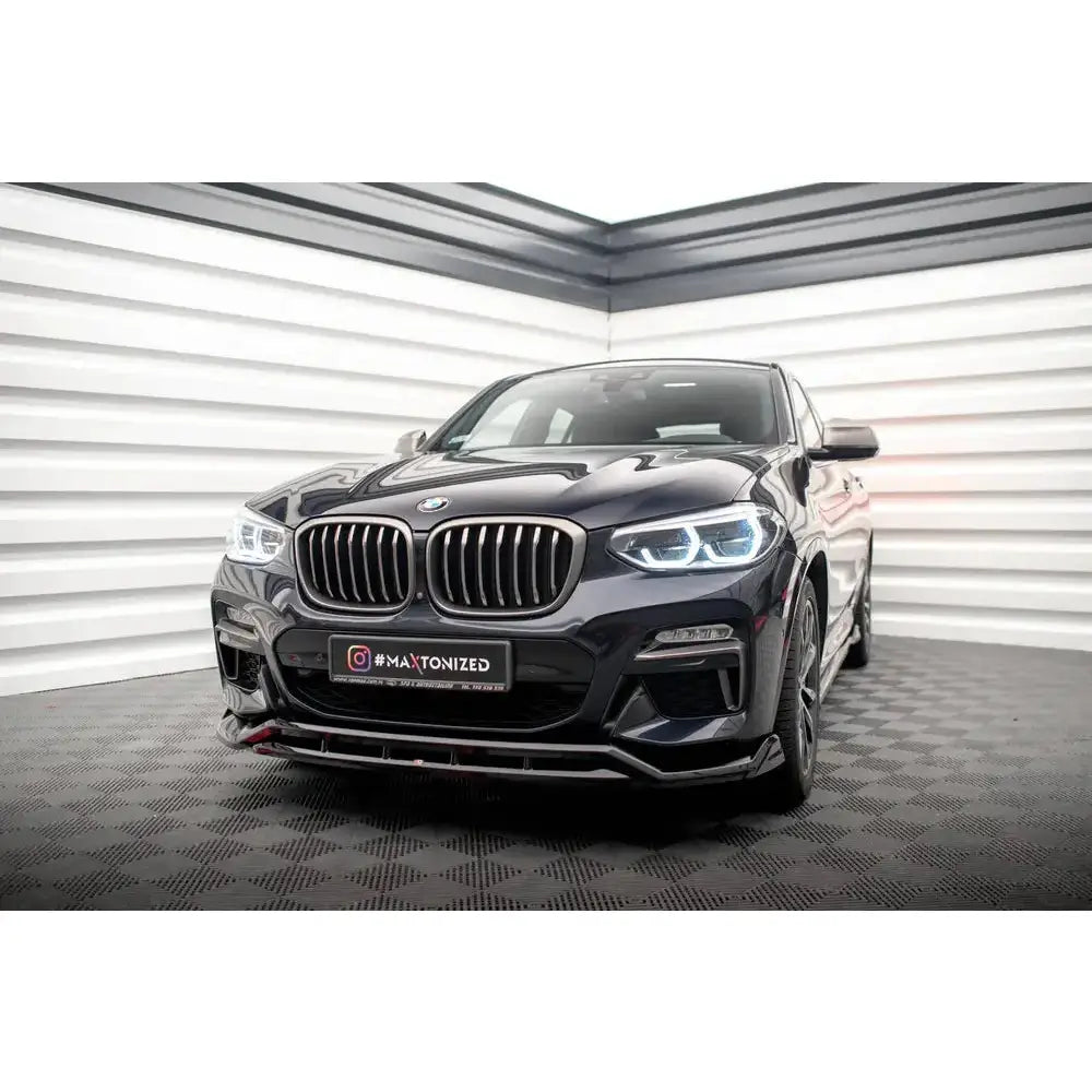 Spoiler på BMW X4 M-Pack G02 Facelift 21- sett forfra med tent LED-lys og synlig grill.