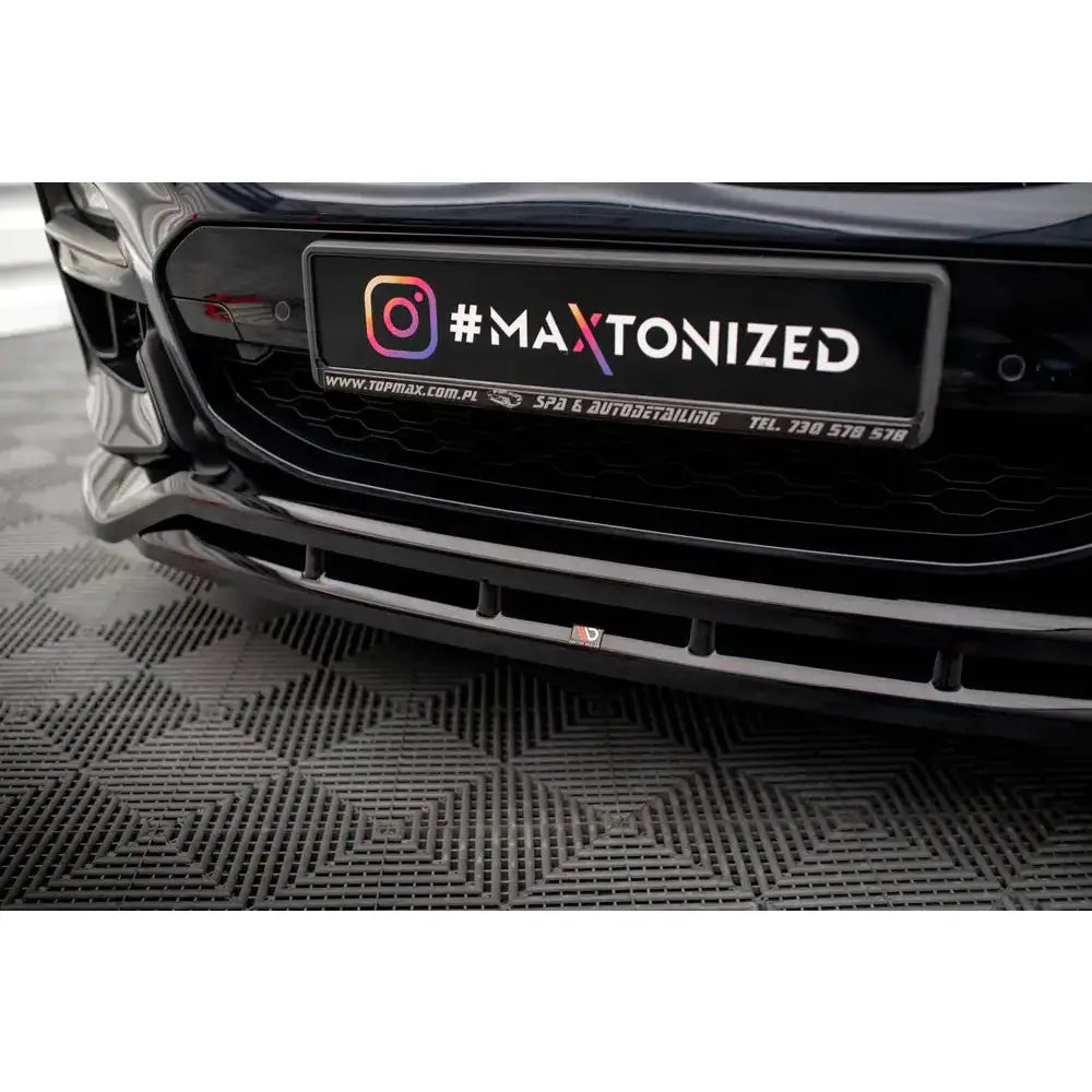 Front splitter for BMW X4 M-Pack G02 Facelift, sort plast med diskret design, nærbilde foran bilen.