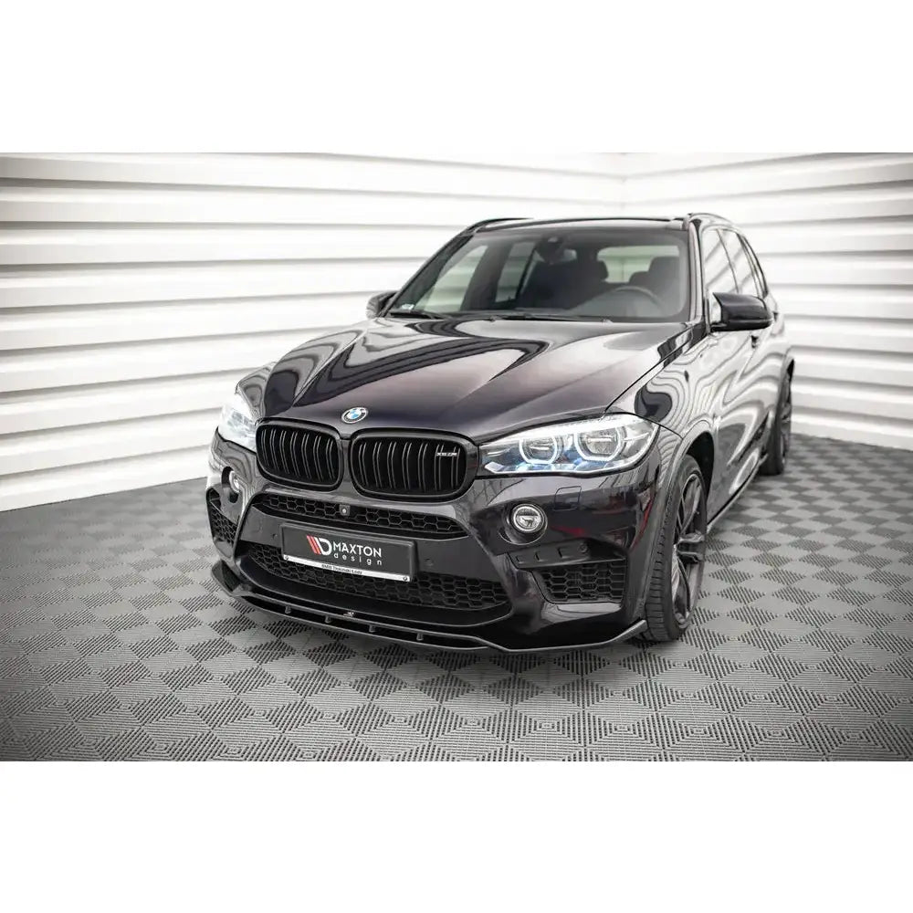 Spoiler til BMW X5 M F15 V.2 14-18 montert på svart SUV med LED-lykter og sporty front.