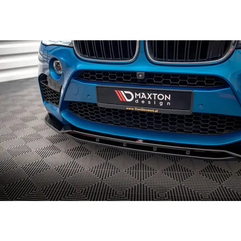 Front splitter BMW X5 M F15 V.2 med sort grill og Maxton Design-skilt, sett fra lav vinkel.