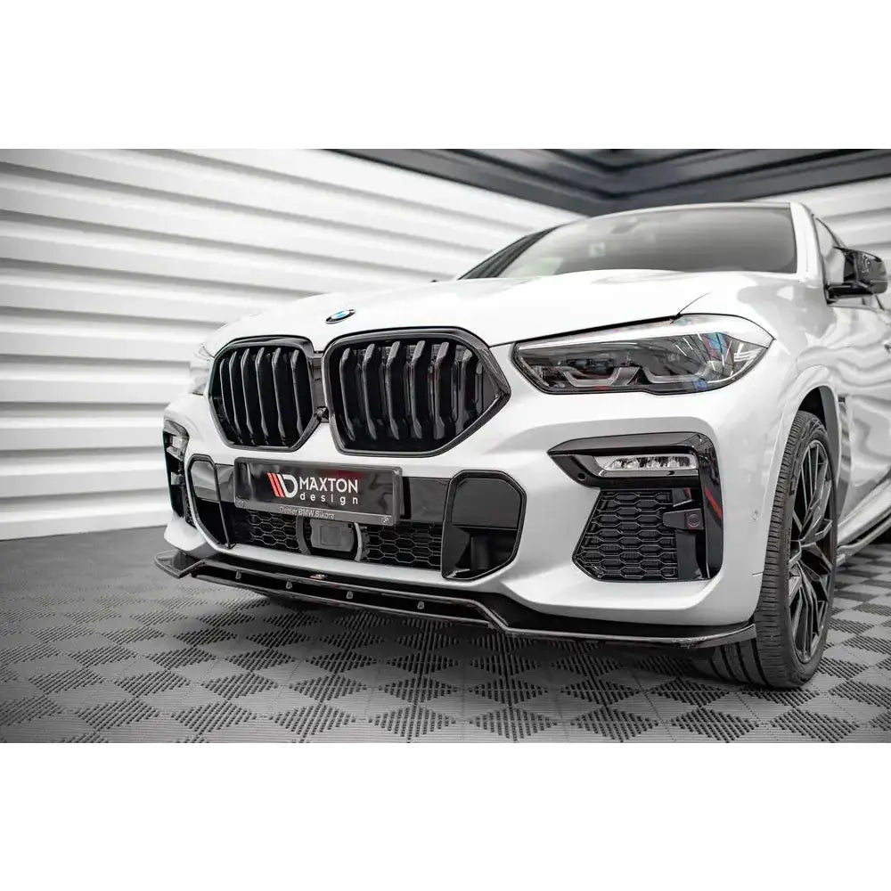 Spoiler på BMW X6 M-Pack G06 med sorte grilldetaljer, støtfanger og svarte felger.