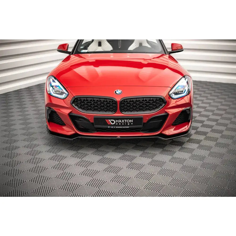 Frontleppe på BMW Z4 G29 M-Pack V.2 2018-modell, sett rett forfra med svart grill og skarpe frontlykter.