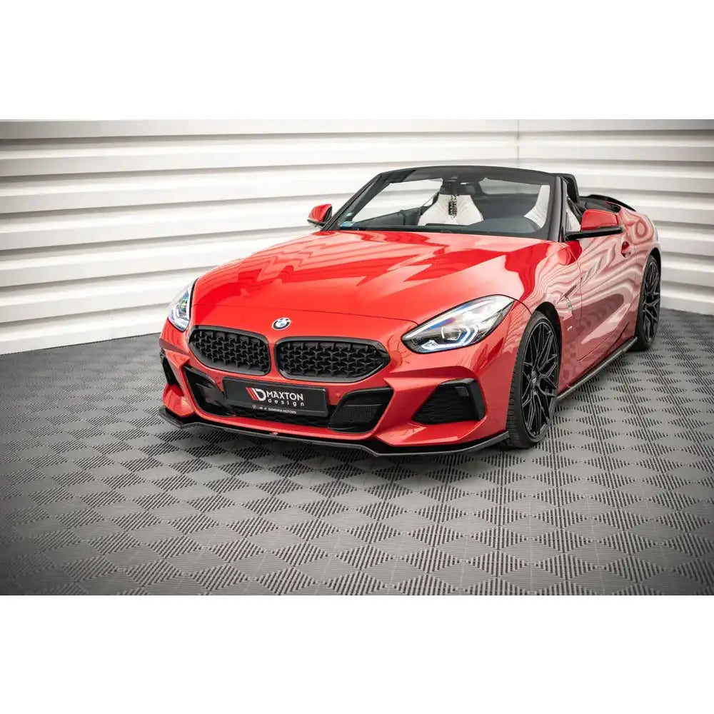 Spoiler på rød BMW Z4 G29 M-Pack V.2 sett fra siden og forfra med svarte felger og grill.
