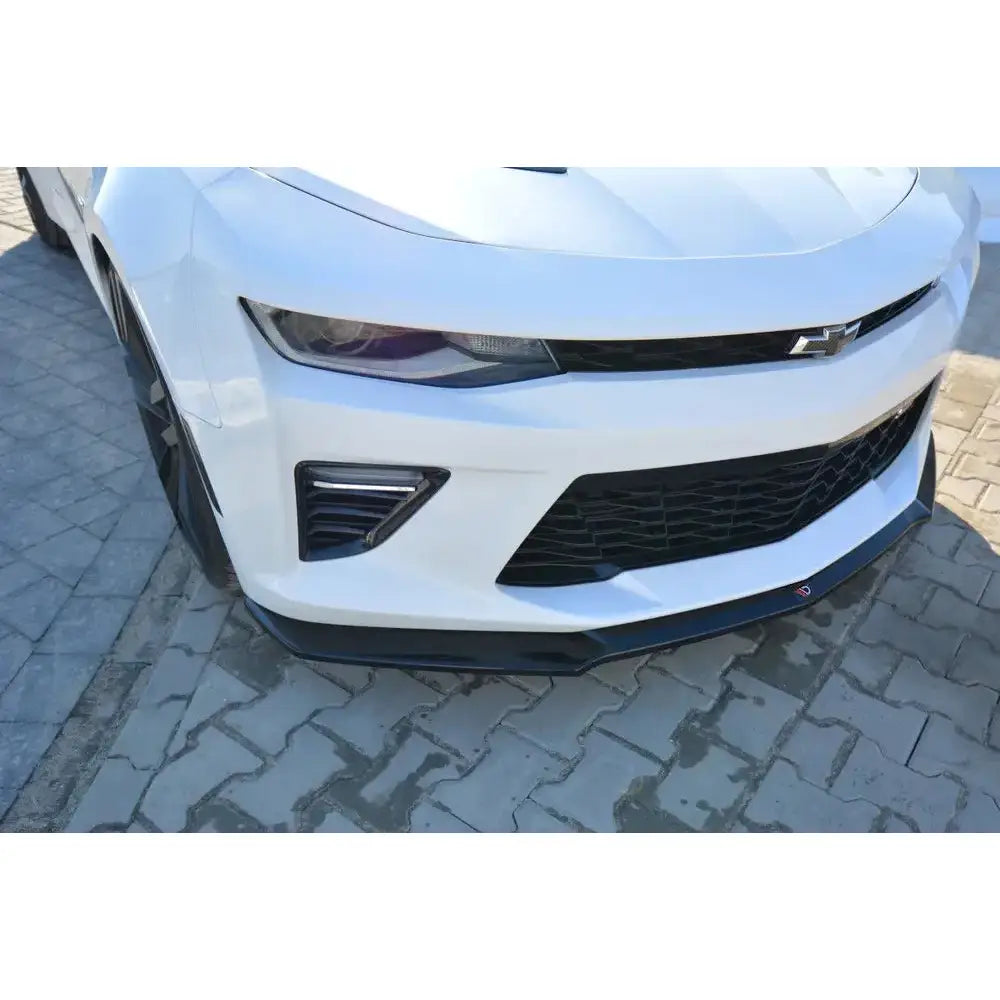 Frontleppe på Chevrolet Camaro 6th-Gen 2SS Coupe, nærbilde med sorte detaljer og markert frontsplitter.