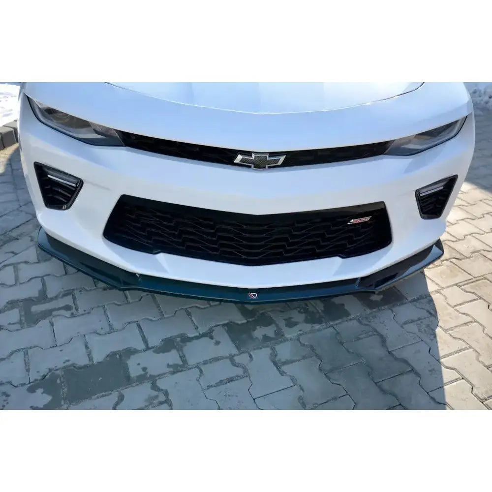 Front splitter på hvit Chevrolet Camaro 6th-Gen med sort frontleppe, grill og krom emblem, sett forfra.