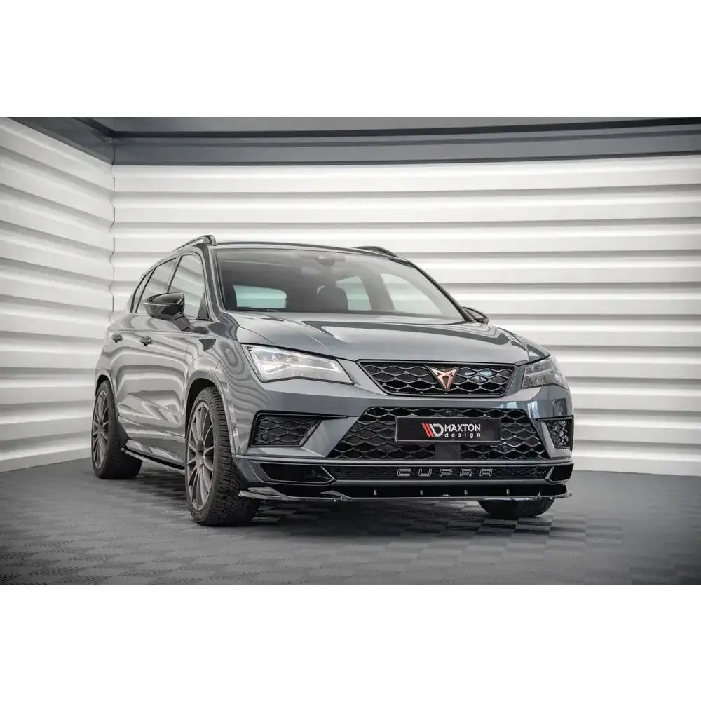 Frontleppe på Cupra Ateca V.2 SUV med sorte detaljer og sportsfelger, fotografert innendørs.