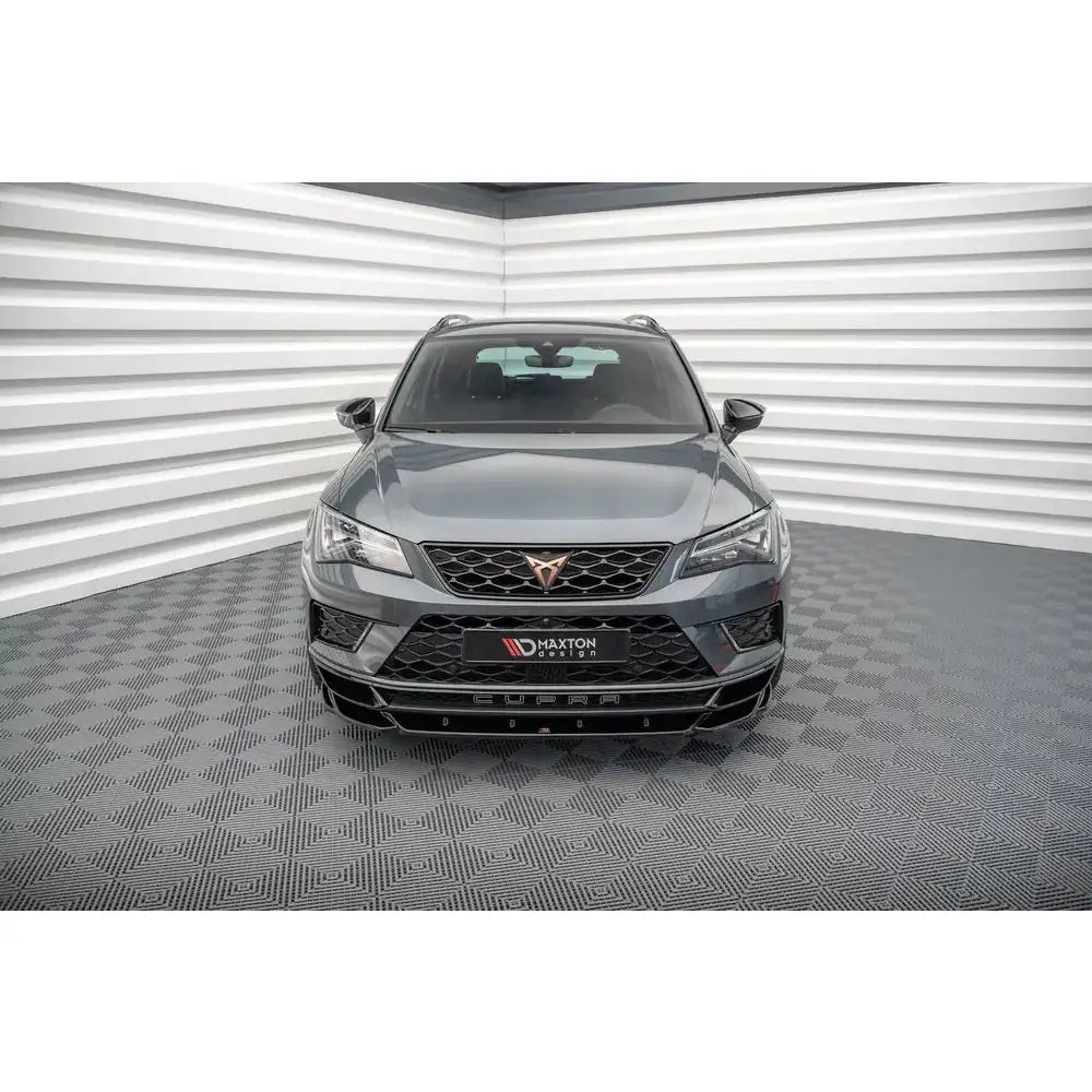 Spoiler på grå Cupra Ateca V.2 sett forfra med markant grill, svarte detaljer og Maxton Design-skilt.