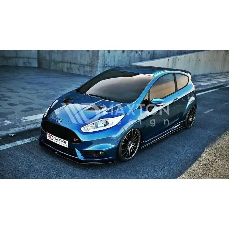 Front splitter på Ford Fiesta Mk7 St Facelift V.2 2013-16 med sorte felger og svarte detaljer.