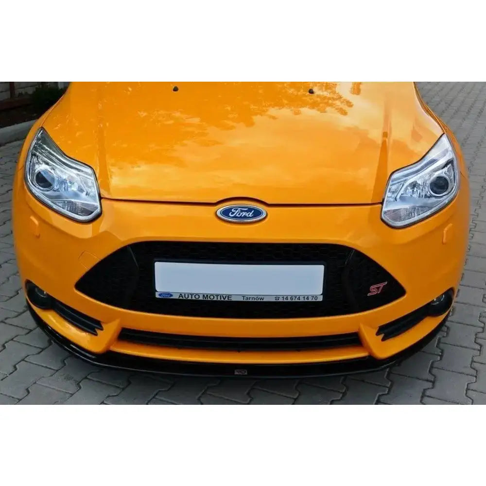 Spoiler til Ford Focus Mk3 ST, gul bil sett forfra med svart grill og synlig ST-merke.