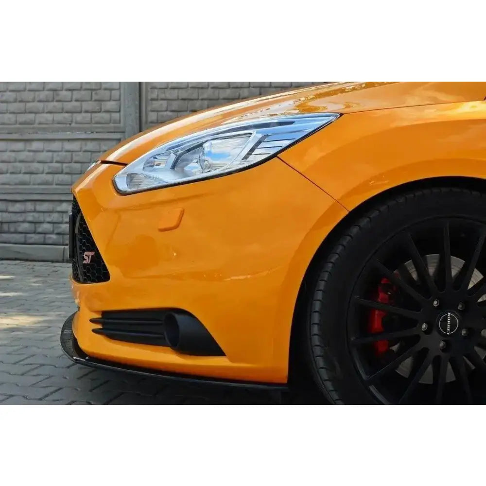 Front splitter på oransje Ford Focus Mk3 St med sort spoiler, svart felg og rød bremsekaliper.