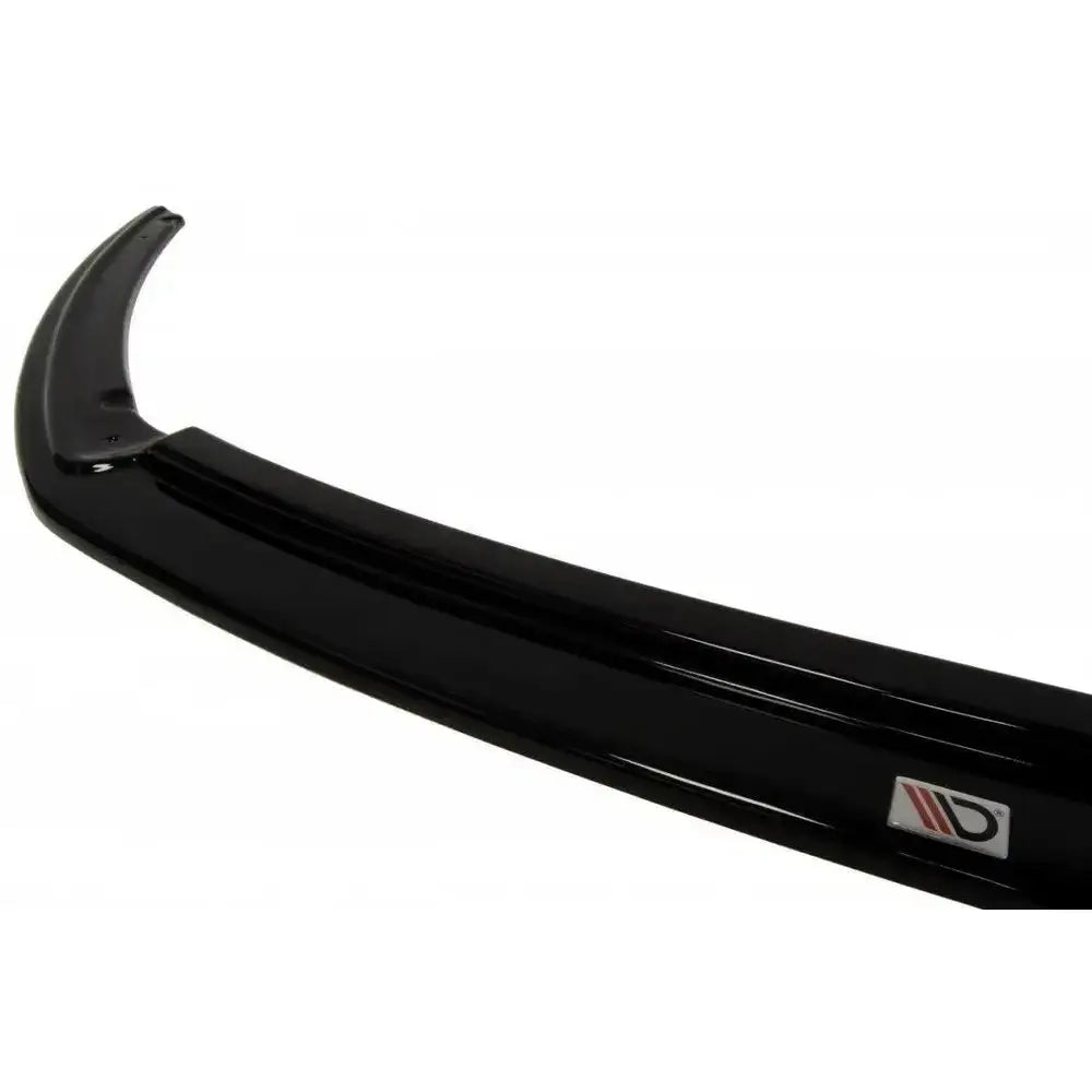 Frontleppe til Ford Focus Mk3 St Preface, sort blank plast med logo i rødt og sølv, nærbilde skrå vinkel.