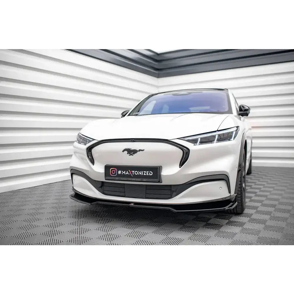 Front splitter på Ford Mustang Mach-E Mk1 V.2 sett forfra med svart grill og markerte LED-lykter.