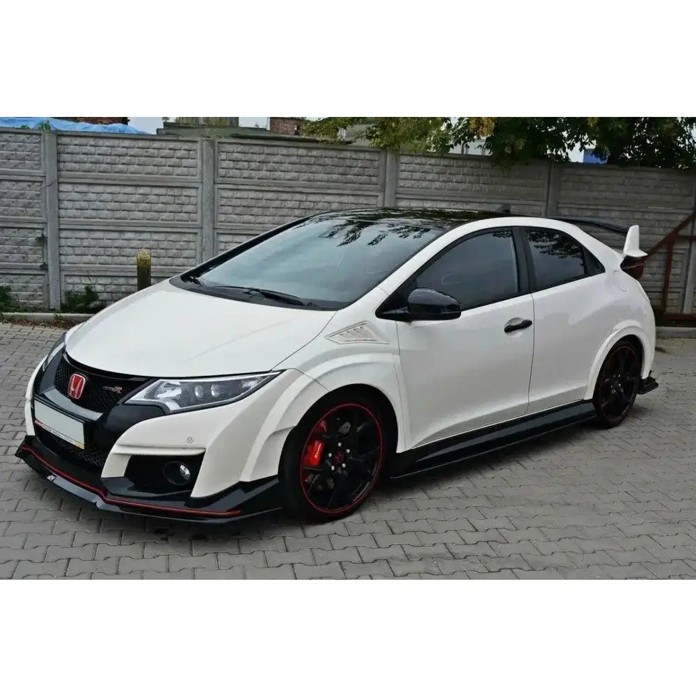 Frontleppe på Honda Civic IX Type R V.2, hvit bil med svarte detaljer og stor bakspoiler sett fra siden.