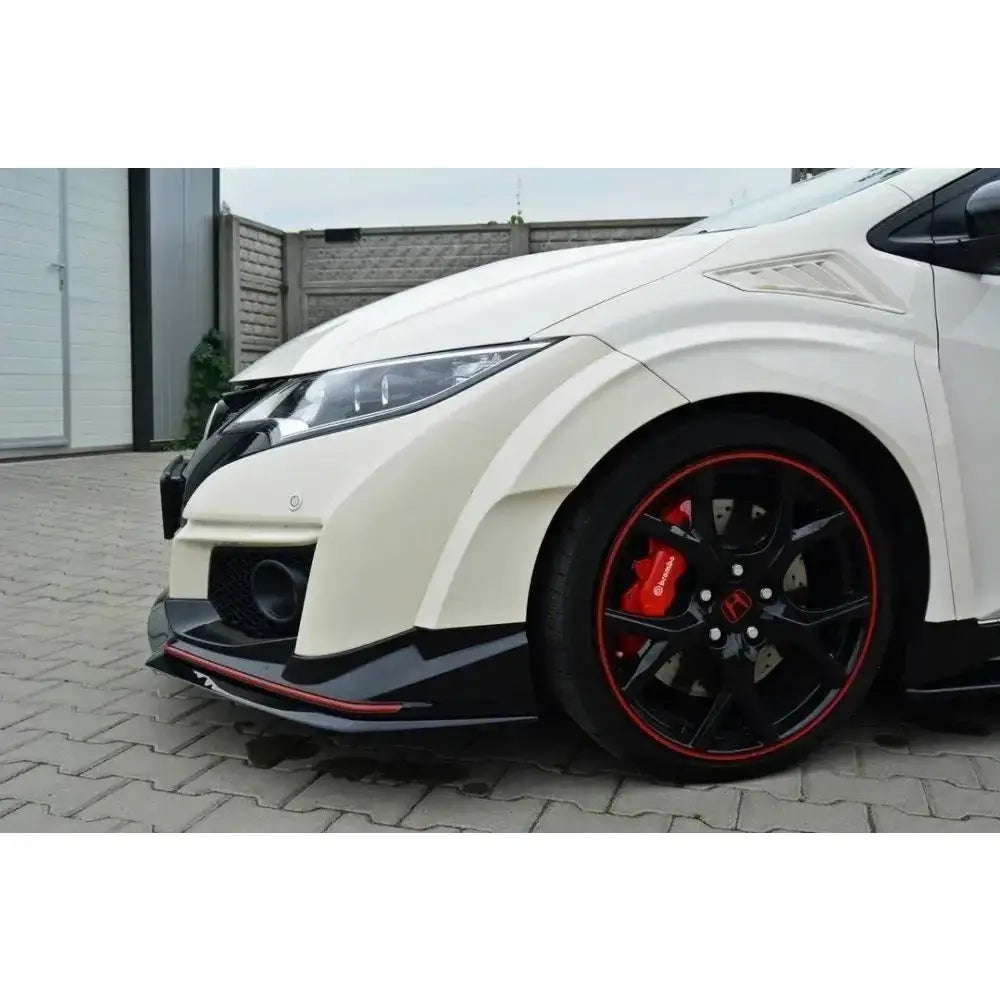 Front lip på Honda Civic IX Type R V.2 med brede skjermutbyggere og sorte felger med rød kant.