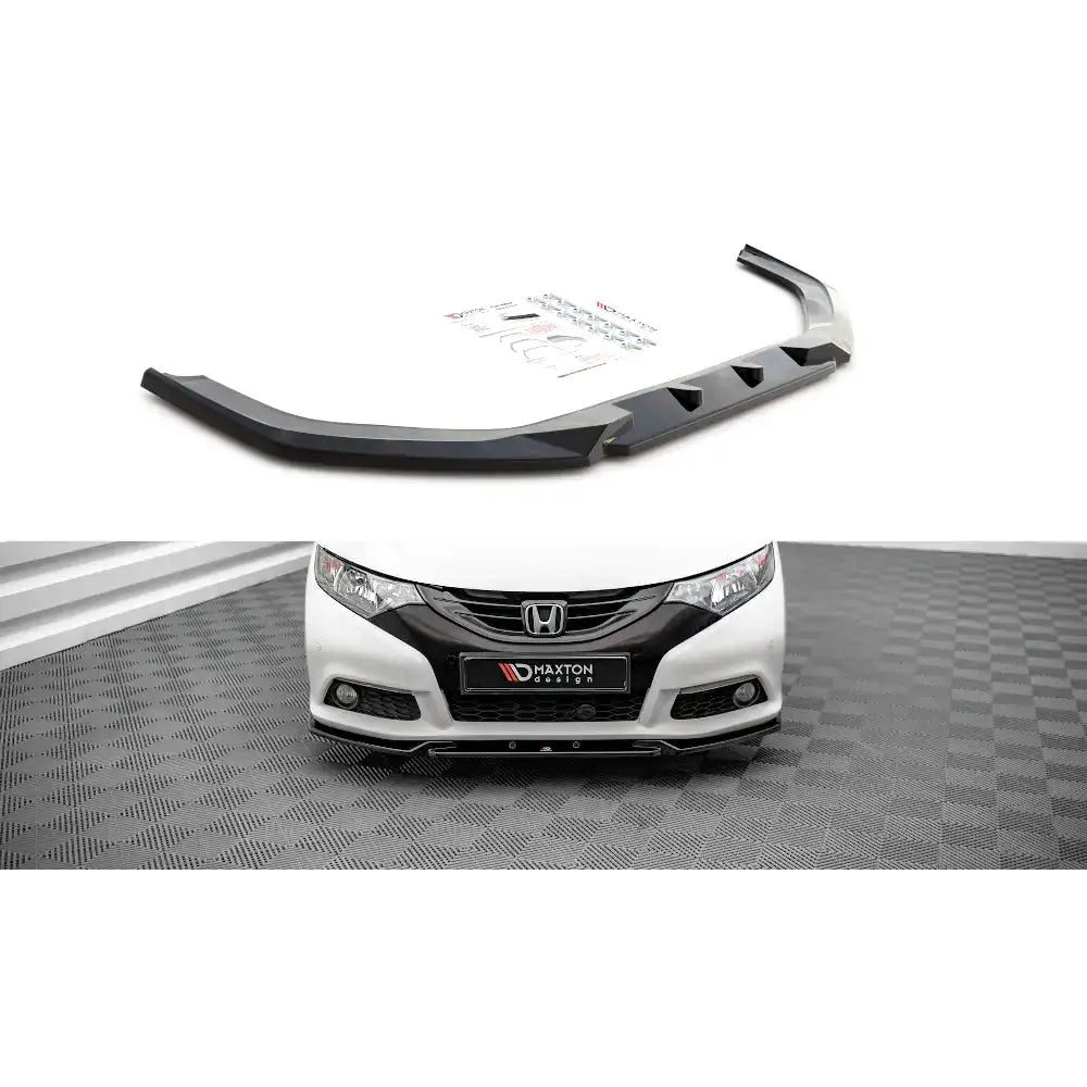 Frontspoiler Honda Civic Mk9 V.2 11-14 i sort plast med monteringsutstyr, vist foran på hvit bil.