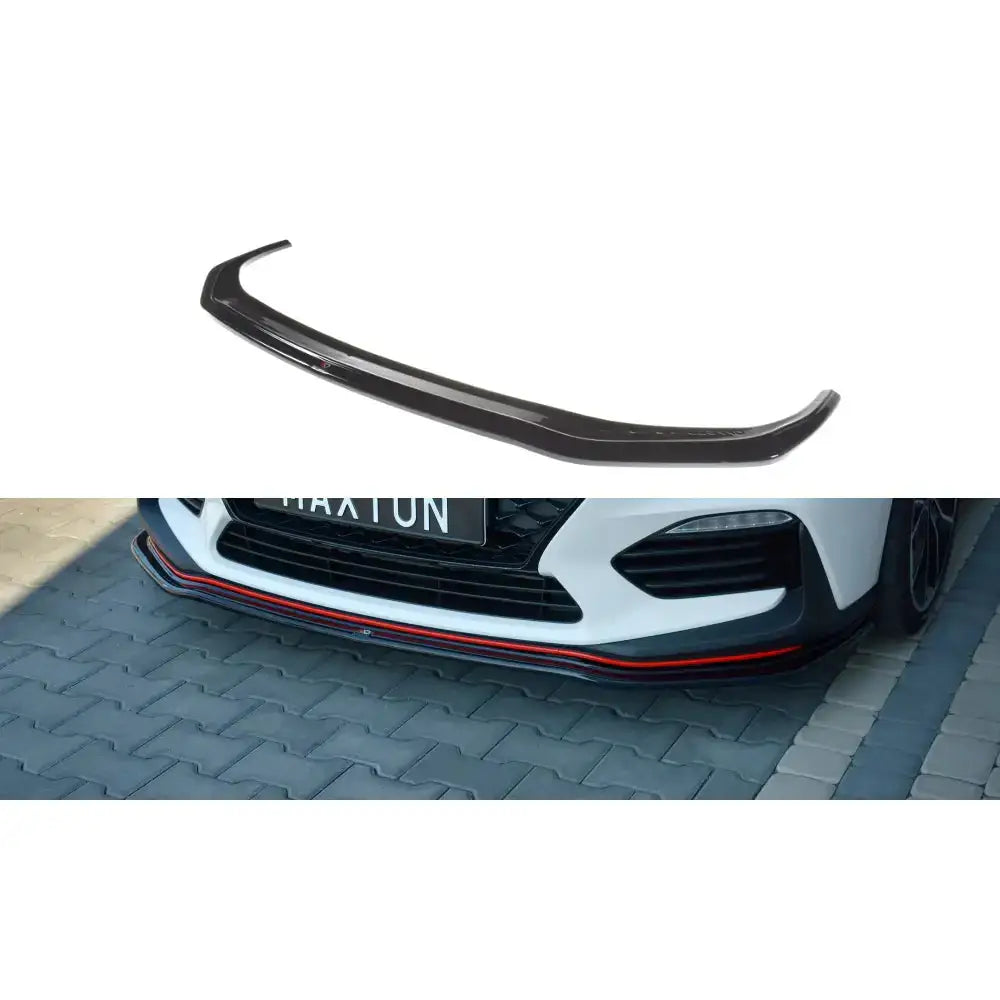 Frontspoiler til Hyundai I30 Mk3 N V.2 i sort blank plast med rød stripe, vist separat og på hvit bil.