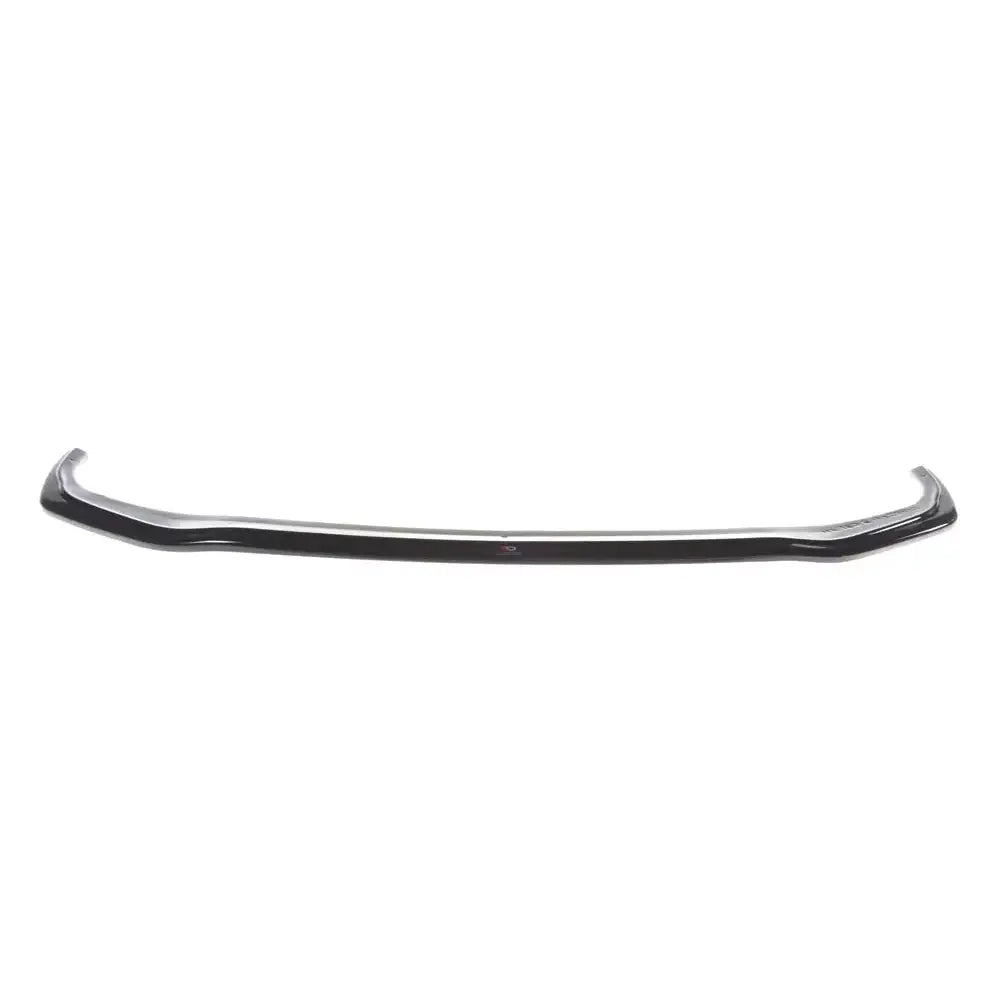 Front lip av sort frontspoiler til Hyundai I30 Mk3 N V.2 sett rett forfra mot hvit bakgrunn.