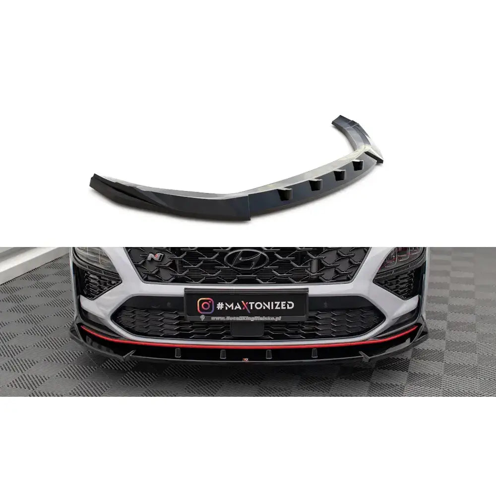 Frontspoiler Hyundai Kona N Mk1 V.2 i sort plast med rød dekorstripe, montert på bilfront fra skrå vinkel.