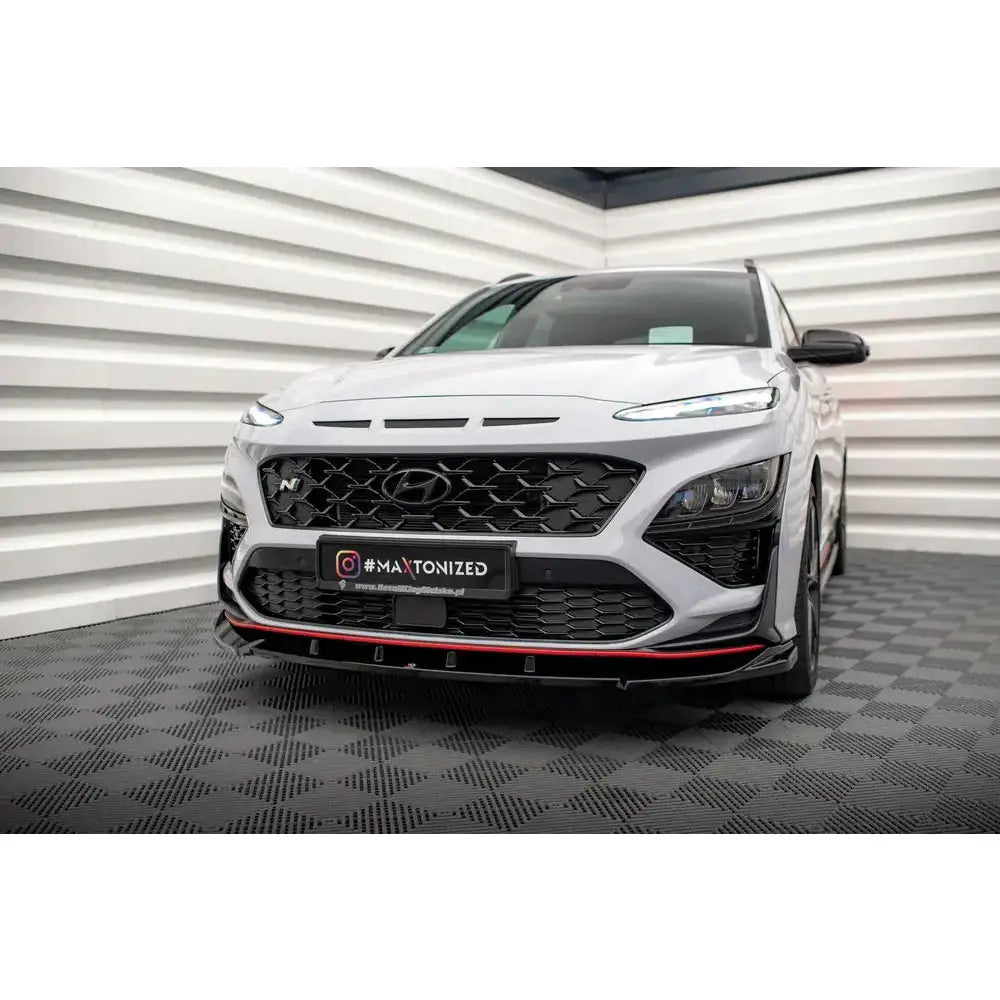 Frontleppe til Hyundai Kona N Mk1 V.2 med røde detaljer og sort grill, sett forfra fra venstre hjørne.