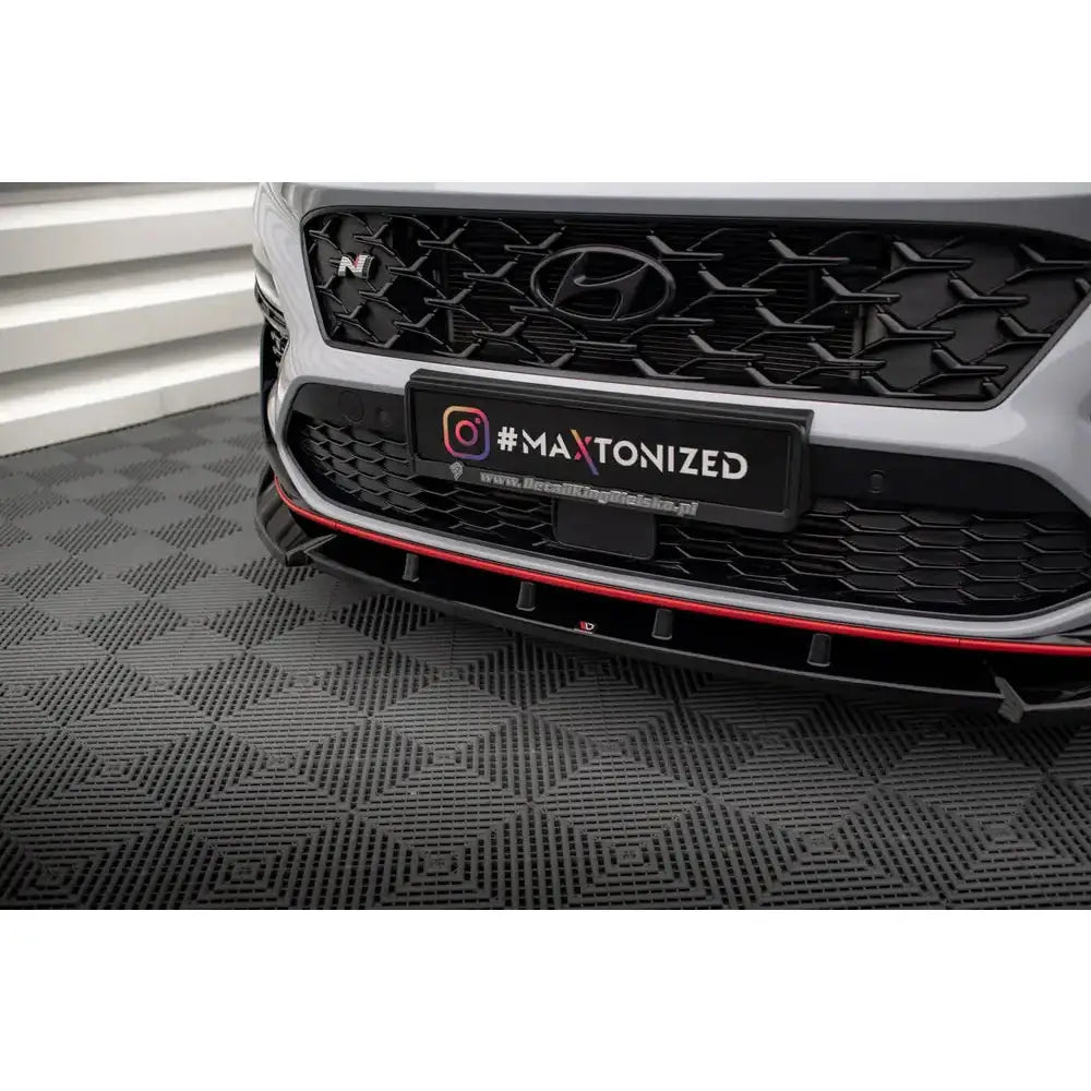 Spoiler Hyundai Kona N Mk1 V.2 med sort grill, rød dekorlinje og matt sort skilt i nærbilde.