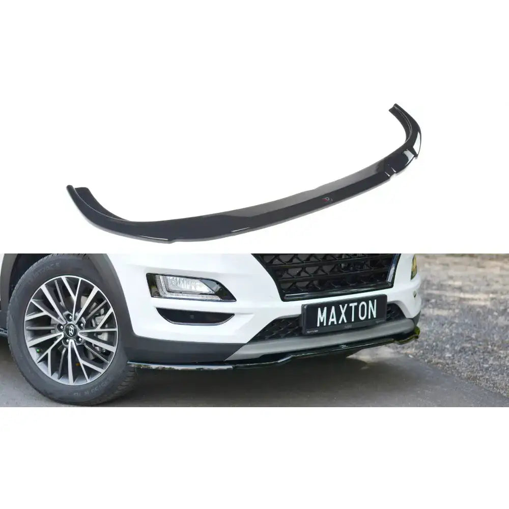 Frontspoiler til Hyundai Tucson Mk3 Facelift V.2 i sort blank plast, montert på hvit bil.