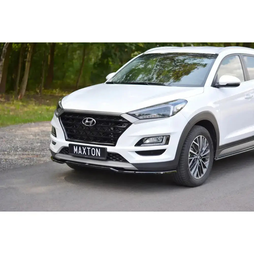 Frontleppe Hyundai Tucson Mk3 Facelift V.2 montert på hvit bil med sorte detaljer og stiliserte felger.