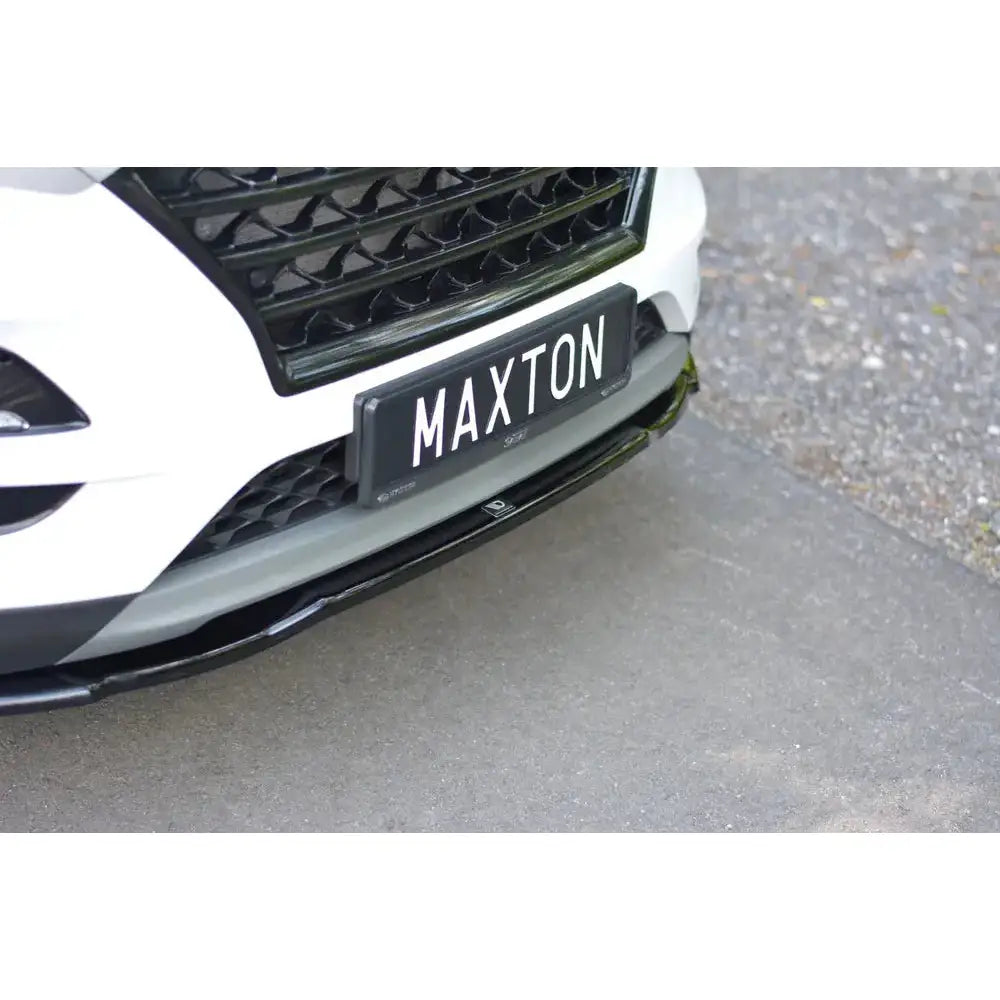 Front splitter for Hyundai Tucson Mk3 Facelift V.2 montert under støtfanger med svart grill.