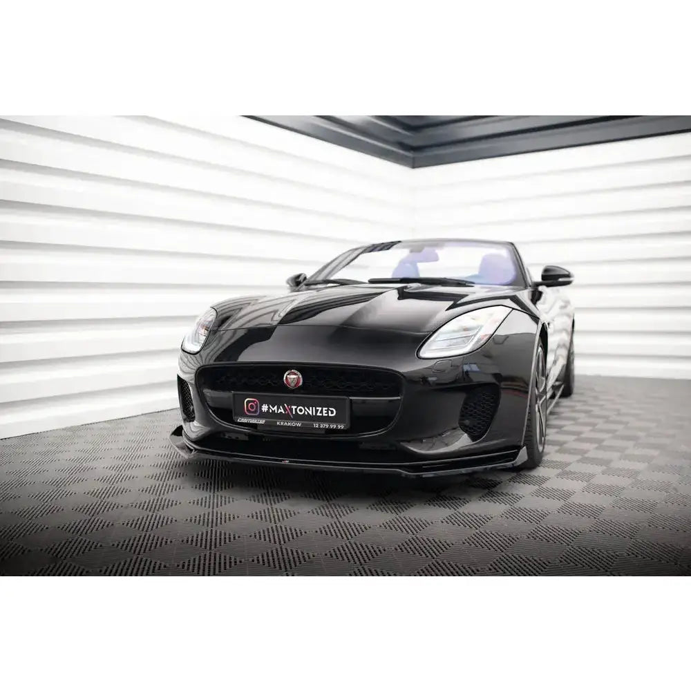 Frontleppe på Jaguar F-Type Mk1 Facelift V.2 sett forfra med blank lakk i lyst rom.