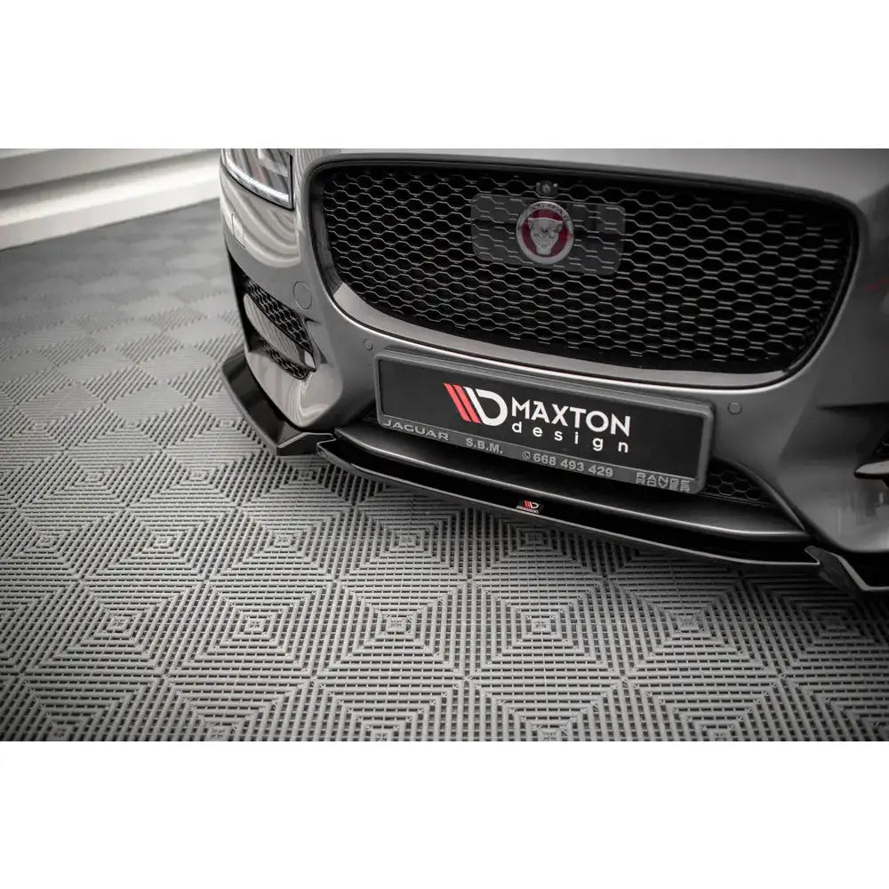 Spoiler til Jaguar XF R-Sport Mk2 V.2, nærbilde med sort grill og blank svart frontsplitter.
