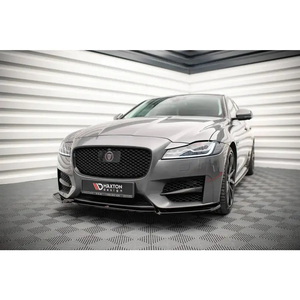 Front splitter på Jaguar XF R-Sport Mk2 V.2 med sort grill og lav spoiler i lyst innemiljø.