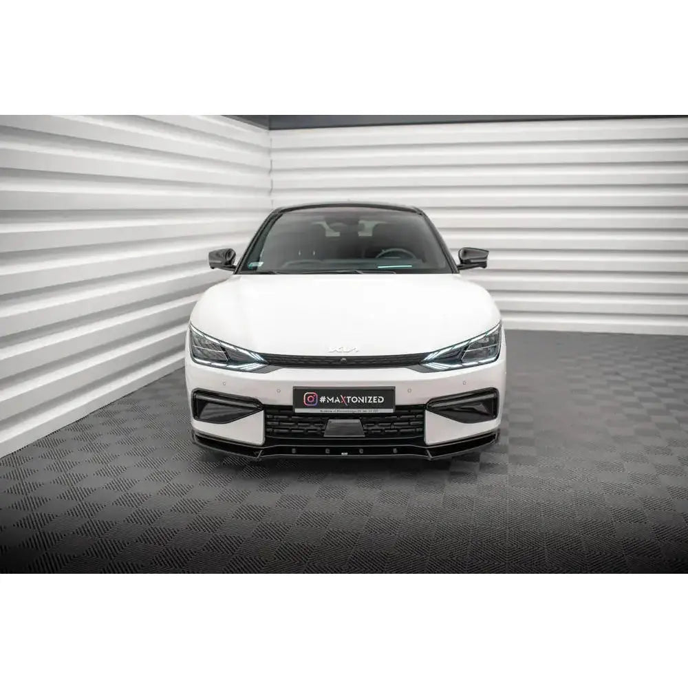 Frontleppe på Kia EV6 GT-Line Mk1 V.2, hvit bil forfra med LED-lykter og sort grill.